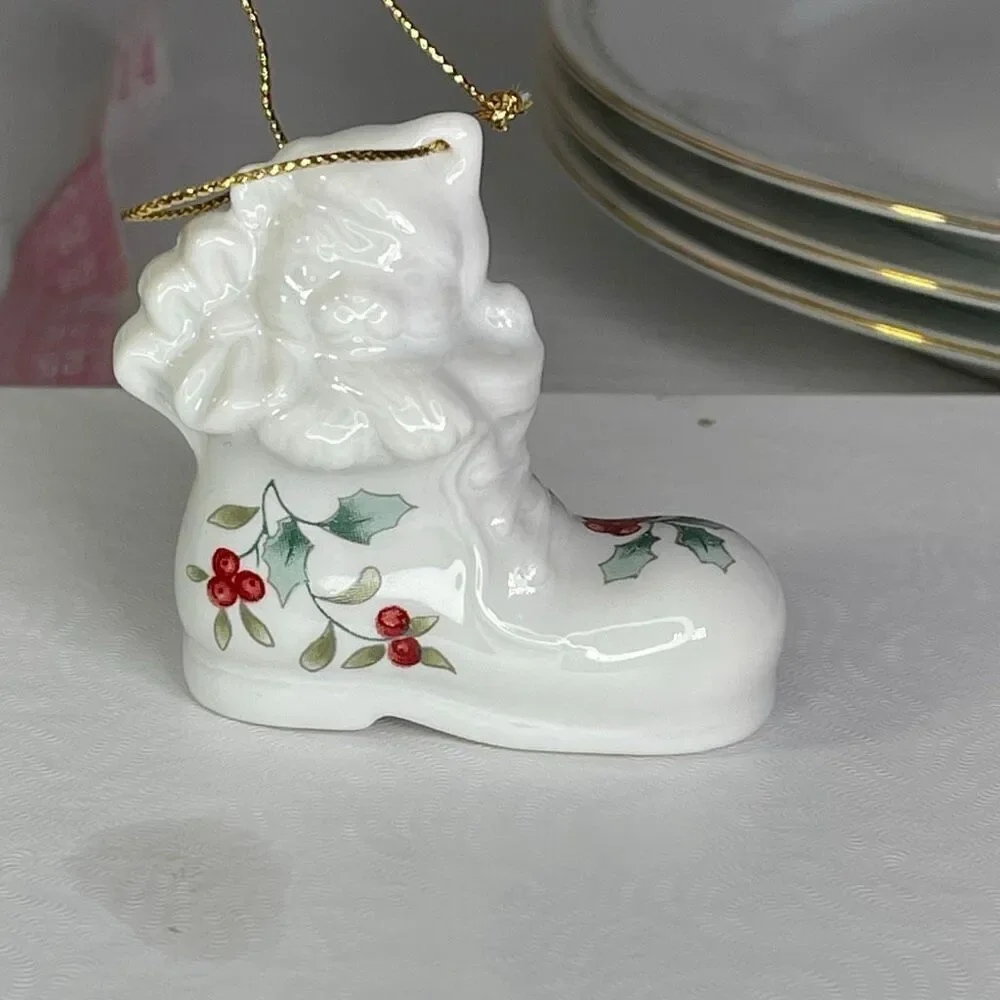 Pfaltzgraff Winterberry cat in stocking ornament.